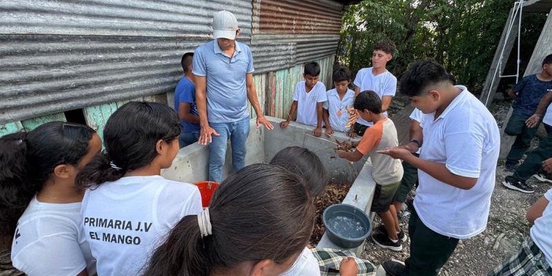Taller de abono orgánico promueve agricultura sostenible en Santa Ana