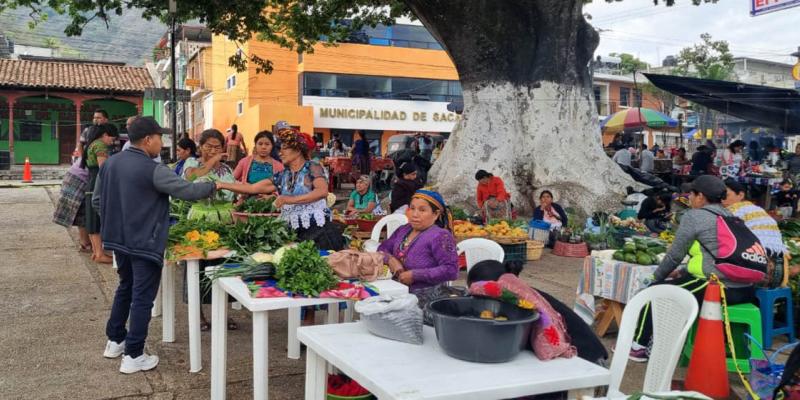 Vecinos de dos municipios de Quiché viven la Feria del Agricultor