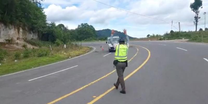 PROVIAL Brinda atención vial tras colisión entre camión y Pick up en jurisdicción de Nahualá, Sololá