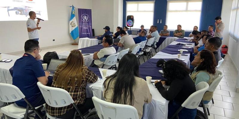 Capacitan sobre uso seguro de drones en el Aeropuerto Internacional Mundo Maya