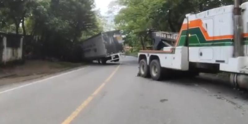 Ni la lluvia ni el asfalto resbaloso detienen a PROVIAL: acción inmediata en el km 203