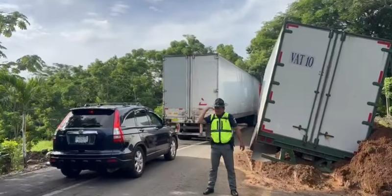 Provial atiende salida de pista de tráiler en Taxisco, Santa Rosa