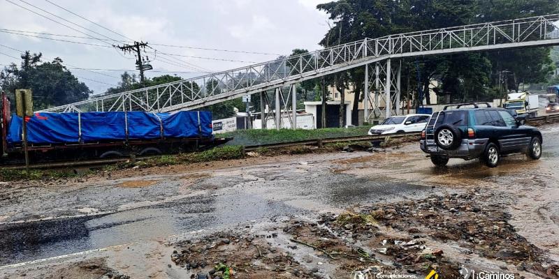 Cuadrilla de Caminos atiende deslave en la CA-01 Occidente