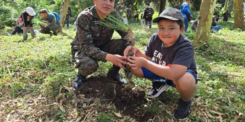 Ejército de Guatemala realiza acciones de protección del medio ambiente.