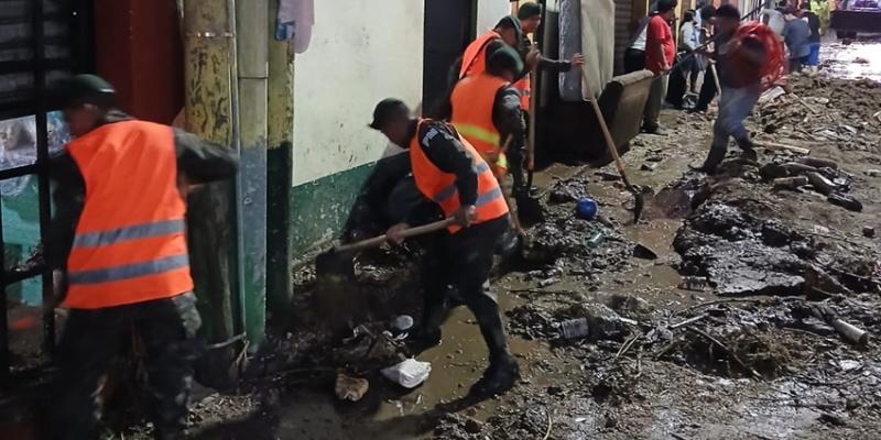 Ejército de Guatemala contribuye en la mitigación de daños ocasionados por las lluvias en Amatitlán.