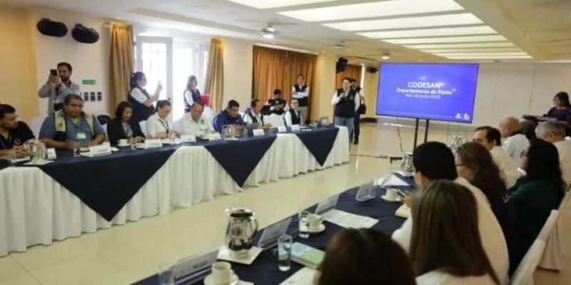 Vicepresidenta aborda el compromiso gubernamental con la niñez durante reunión de CODESAN en Petén