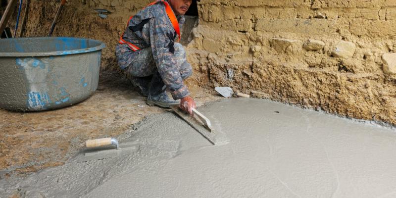 Cuerpo de Ingenieros del Ejército continúa con las labores de fundición de contra piso en Huehuetenango.