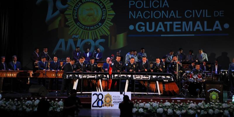 Fuerzas policiales festejan aniversario con ensamble de marimbas