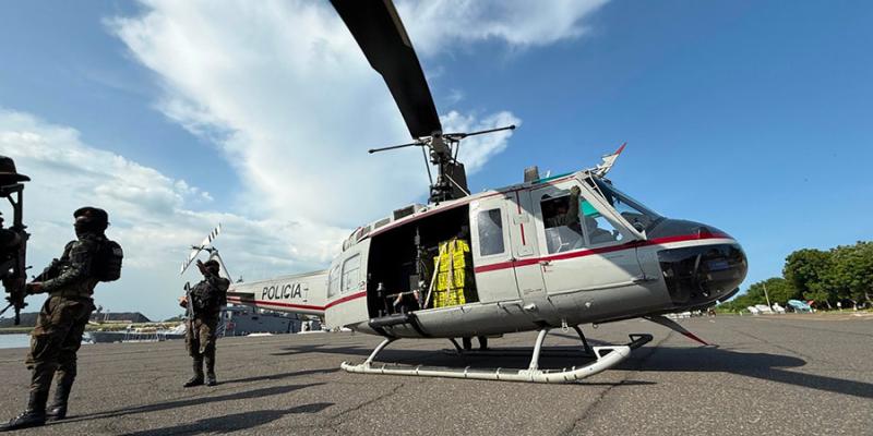Trasladan vía aérea cargamento de droga incautado en aguas del Pacífico