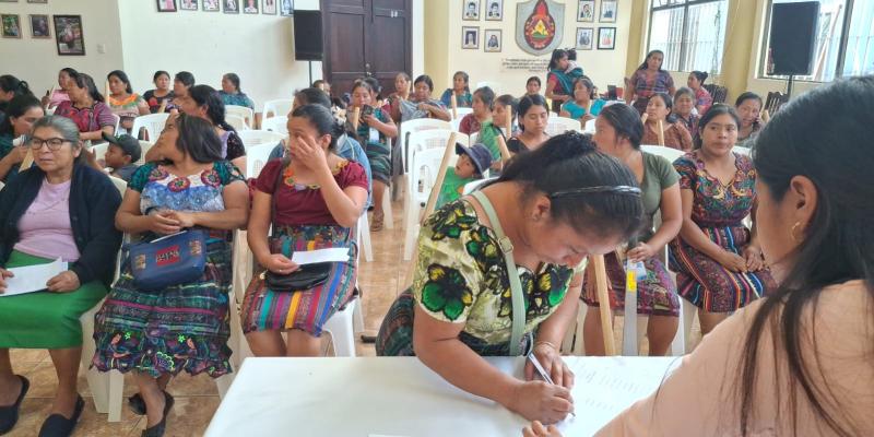 Agricultoras reciben herramientas agrícolas y semillas de hortalizas 