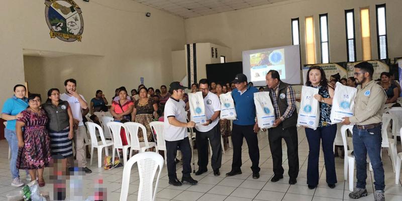 Agricultores de Chuarrancho reciben semillas de maíz con mayor rendimiento y productividad