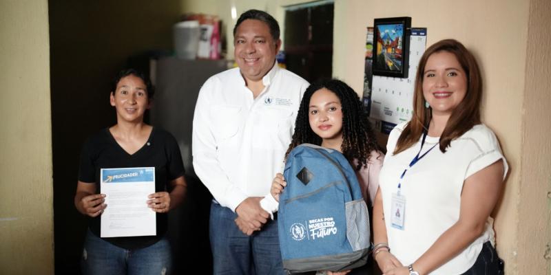 El secretario Carlos Mendoza visitó a una de las beneficiarias para comunicarle sobre el acreditamiento de la beca.