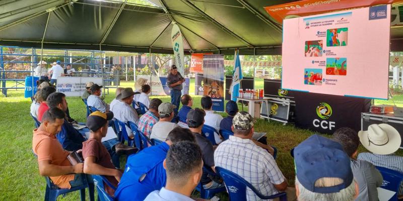 Entregan insumos y capacitan a ganaderos para frenar plaga bovina