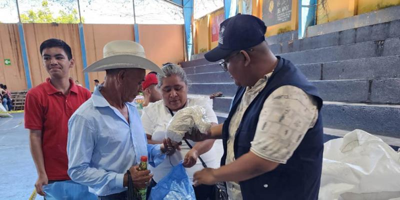 Familias rurales reciben incentivo por su trabajo en proyectos comunitarios