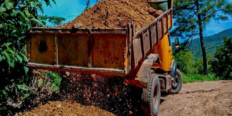 Petatán mejora su conectividad con trabajos viales en ruta CR-HUE-43