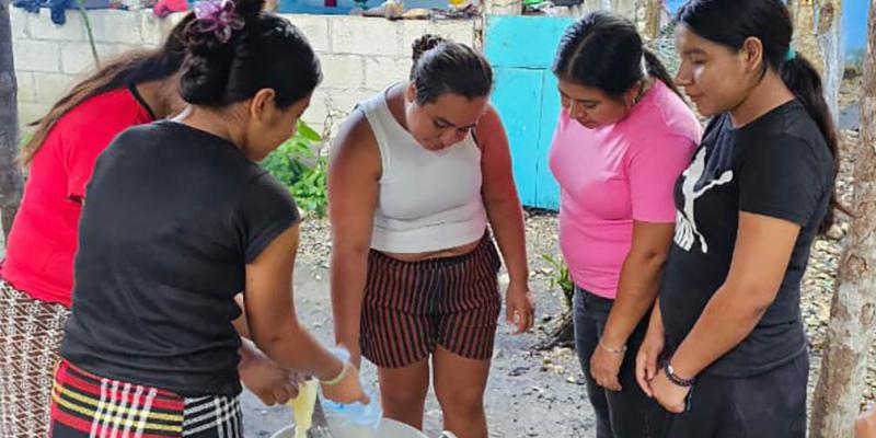 Jóvenes aprenden a elaborar abonos orgánicos para huertos comunitarios