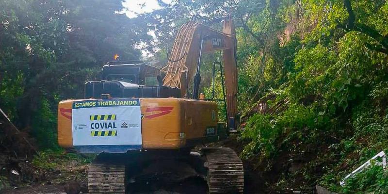 Brigadas trabajan para reabrir caminos bloqueados por los sismos