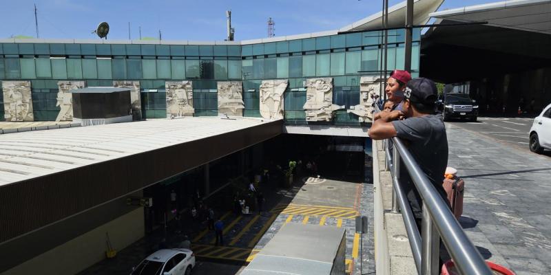 Aeropuerto La Aurora refuerza seguridad con nuevas barandas para protección de visitantes