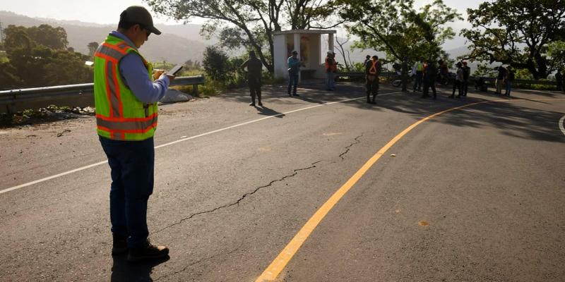 Supervisión técnica en Santa María de Jesús busca soluciones seguras para restablecer el paso vehicular 