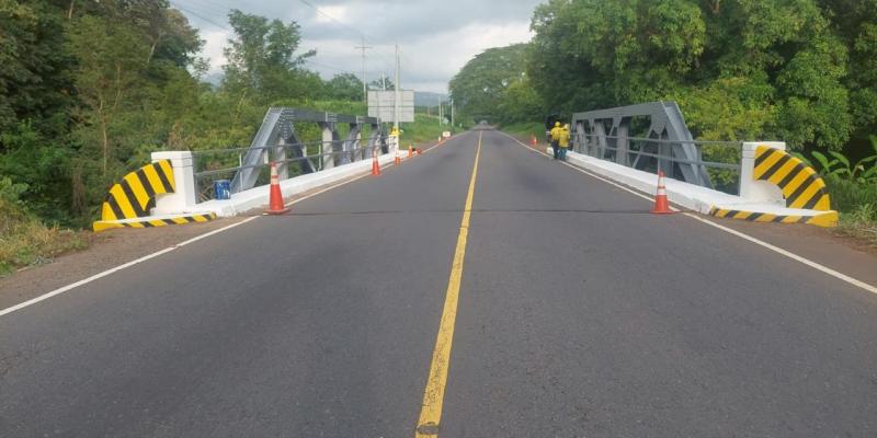 COVIAL ejecuta mantenimiento del puente Porto Camoro en Santa Rosa