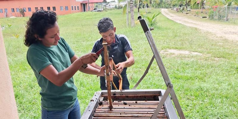 Productor apícola de Machaquilá conoce técnicas de fundición de panales