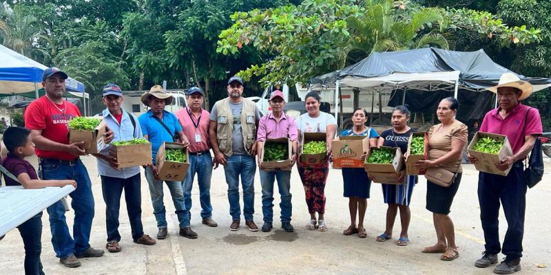 Promotores de los CADER reciben pilones para huertos comunitarios