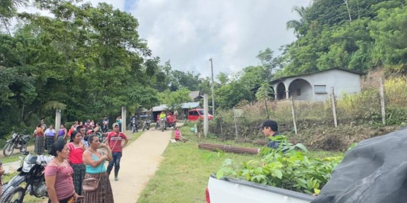 Entregan plantas frutales y semillas en la comunidad de Sehamay