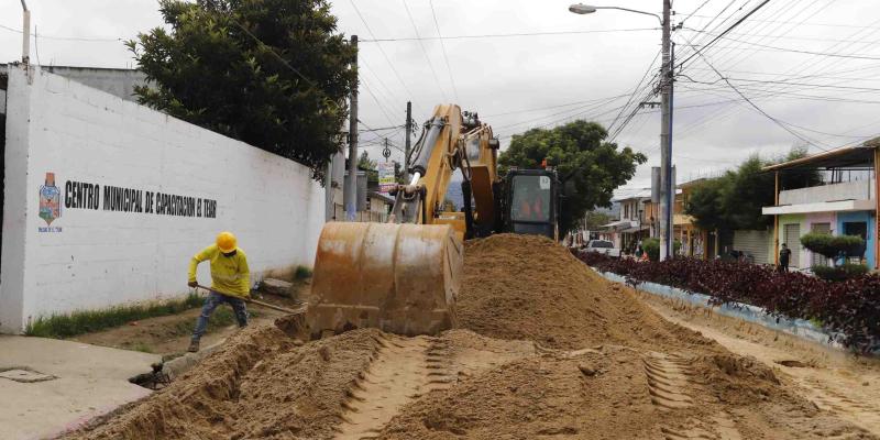 "Gracias a Dios están componiendo la calle", vecinos celebran mejoras viales en El Tejar