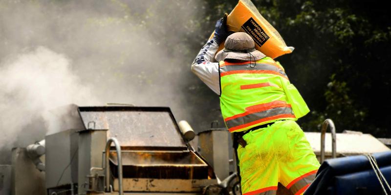 Mejoran visibilidad nocturna en tramo Patzicía–Los Encuentros con tecnología reflectiva 