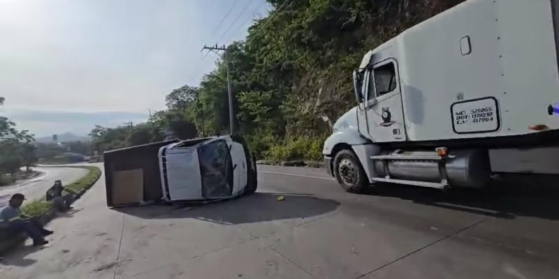 Provial regula el tránsito tras vuelco de camión en ruta al Atlántico
