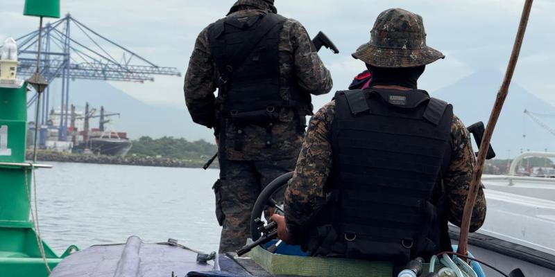 Marina de la Defensa Nacional localizó sumergible con posibles ilícitos en costas del Pacífico.