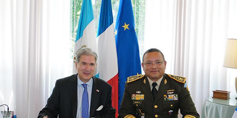 Guatemala y Francia firman carta de intención para fortalecer la cooperación en capacitación en materia de defensa.