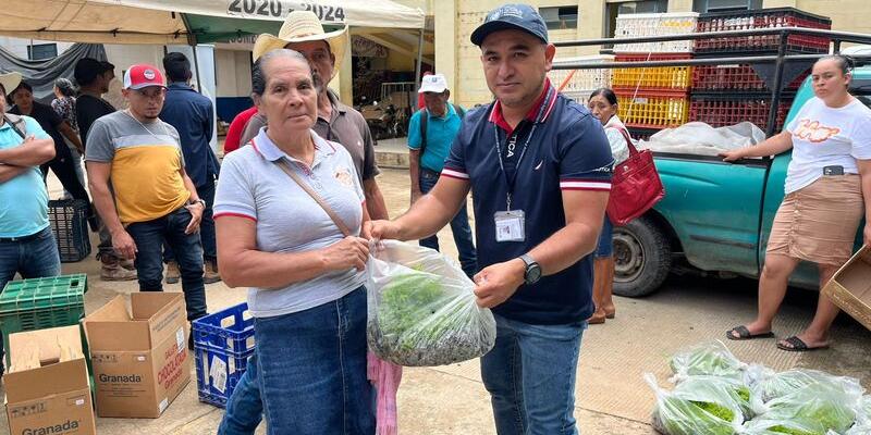 Promotores de los CADER de Zacapa reciben pilones para huertos