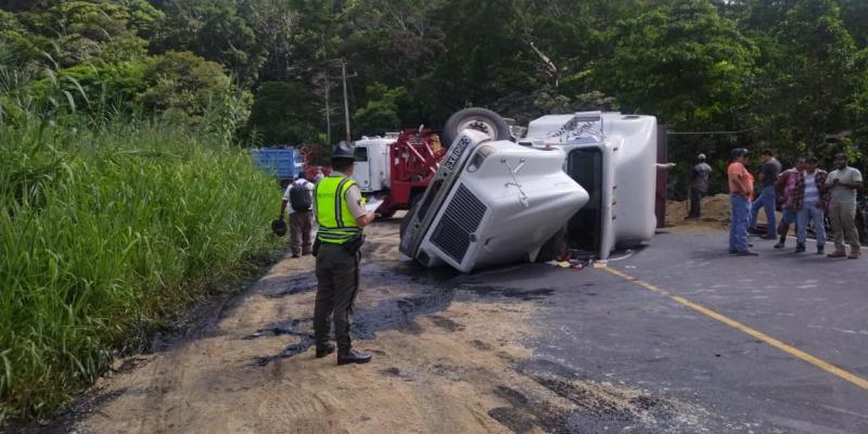 Provial brinda asistencia tras volcadura de tráiler en la CA-9 Sur