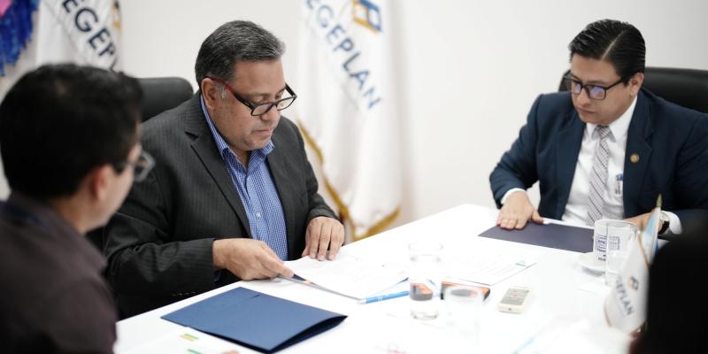 Firma de acuerdos internos fue hecha por el secretario Carlos Mendoza, en acompañamiento del comisionado contra la corrupción, Julio Flores.