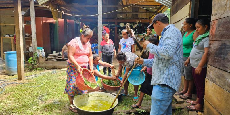 Aprenden a elaborar fertilizantes orgánicos en San Francisco, Petén