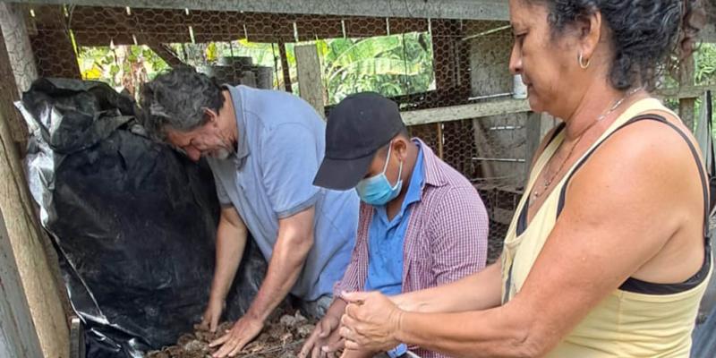 Aprenden a elaborar lombricompostera en Melchor de Mencos