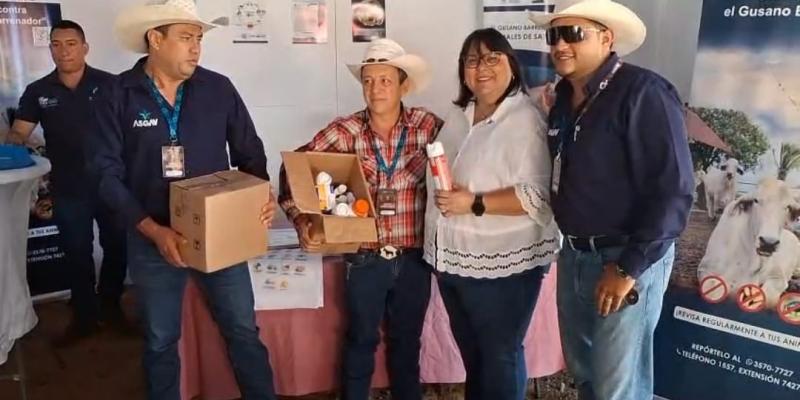 Capacitan a ganaderos en prevención y combate del Gusano Barrenador