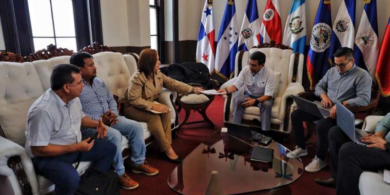 CIV informa sobre proyectos de carreteras y reactivación ferroviaria en Izabal 