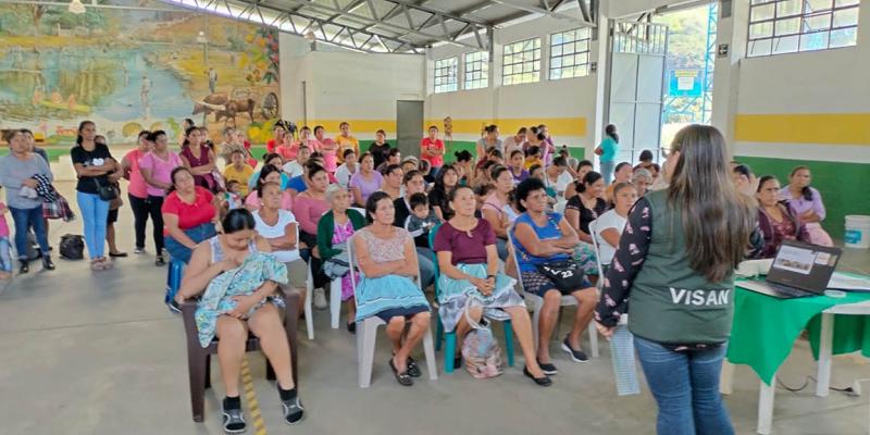 Comunidades de Amatitlán aprenden manejo de aves de traspatio y seguridad alimentaria