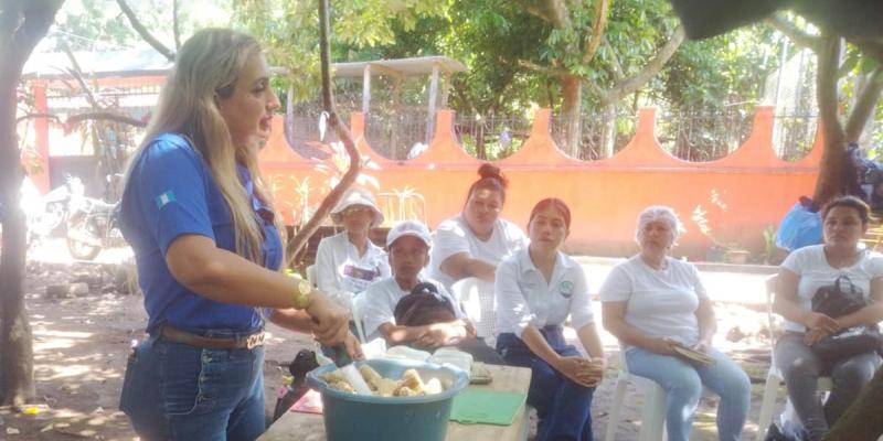 Educadoras de Suchitepéquez aprenden a cultivar hongo ostra 