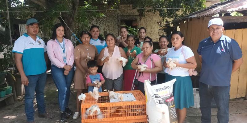 Entregan aves criollas mejoradas a mujeres de Melchor de Mencos