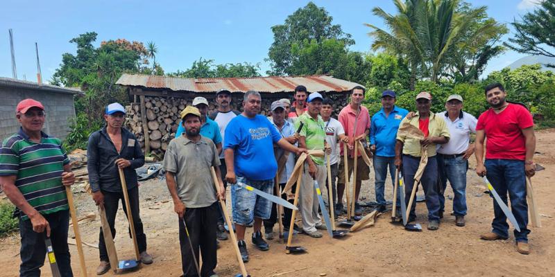 Entregan herramientas y semillas a agricultores de Atescatempa y Zapotitlán