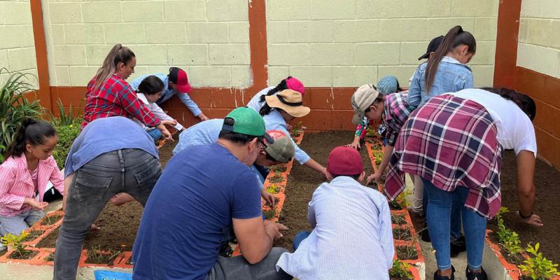 Escolares aprenden acerca de nutrición y valores en huerto escolar
