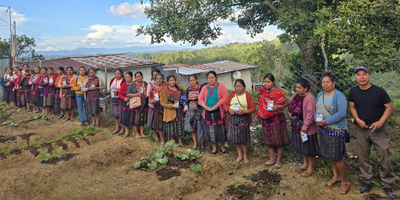 Fortalecemos la agricultura familiar de Quiché con la entrega de semillas de hortalizas