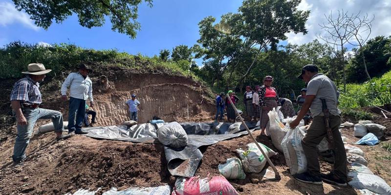 Instalan geomembrana para beneficiar riego y producciones en Baja Verapaz 