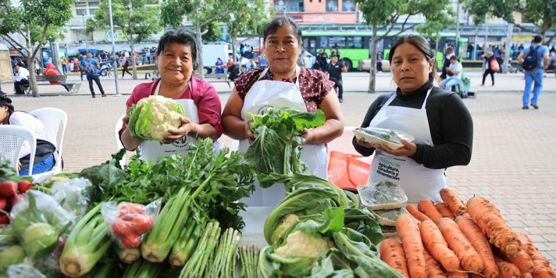 Llegó el día de ahorro y productos frescos con la Feria del Agricultor en Villa Canales