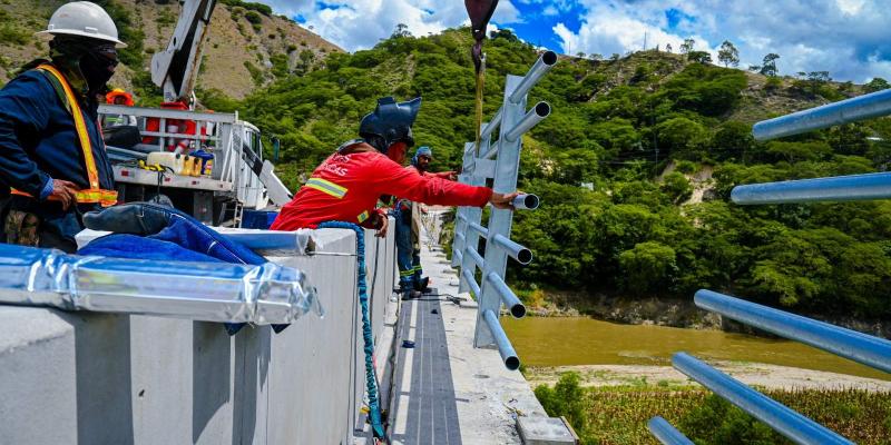 Colocan barandas en el puente peatonal del Chitomax: la conectividad está más cerca