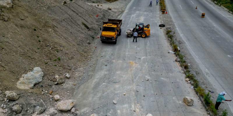 Caminos atiende emergencia vial por desprendimiento de rocas en la CA-09 Norte