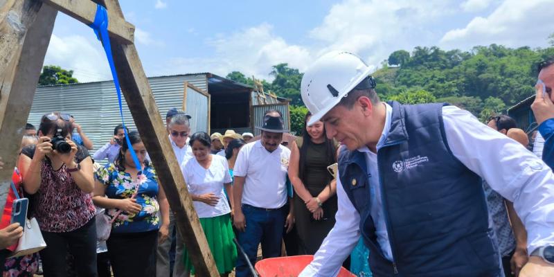 Colocan la primera piedra de instituto que beneficiará a la juventud de El Naranjo en Escuintla